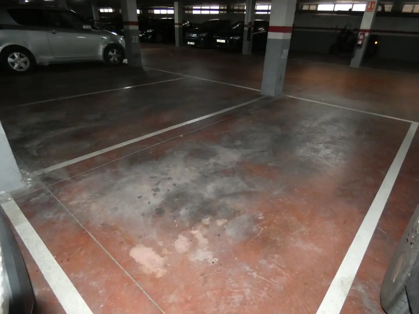 Aparcament de Garatge en venda en Cornellà de Llobregat amb Alarma