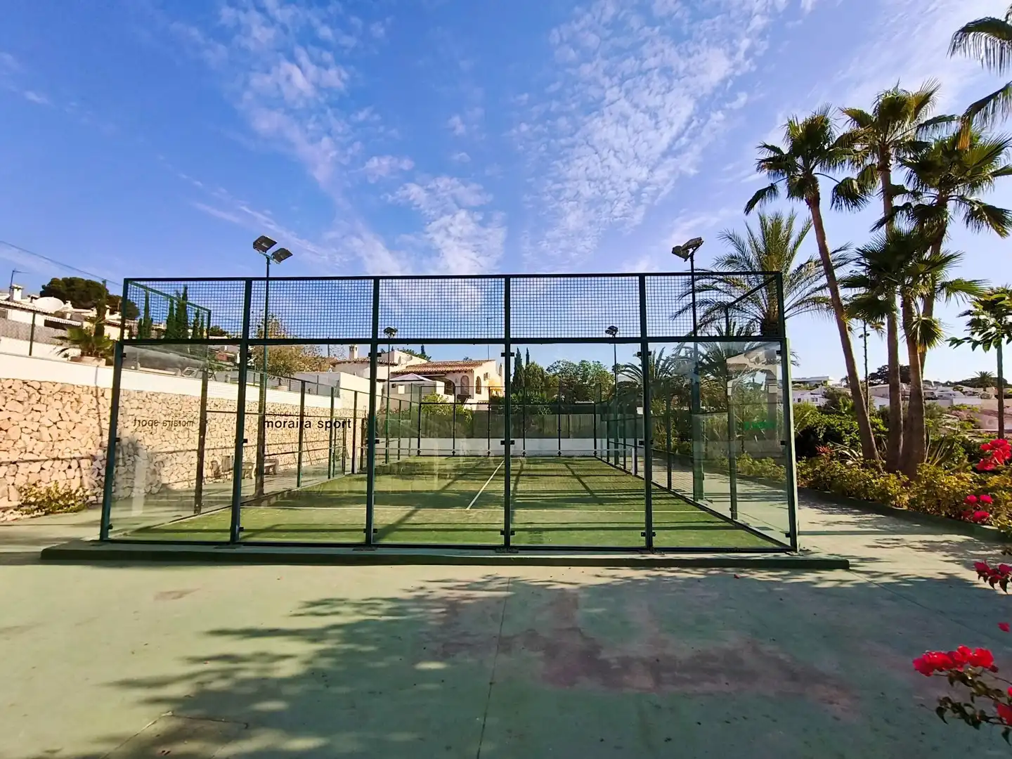 Vista exterior de Casa adosada en venda en Moraira amb Aire condicionat, Calefacció i Jardí privat