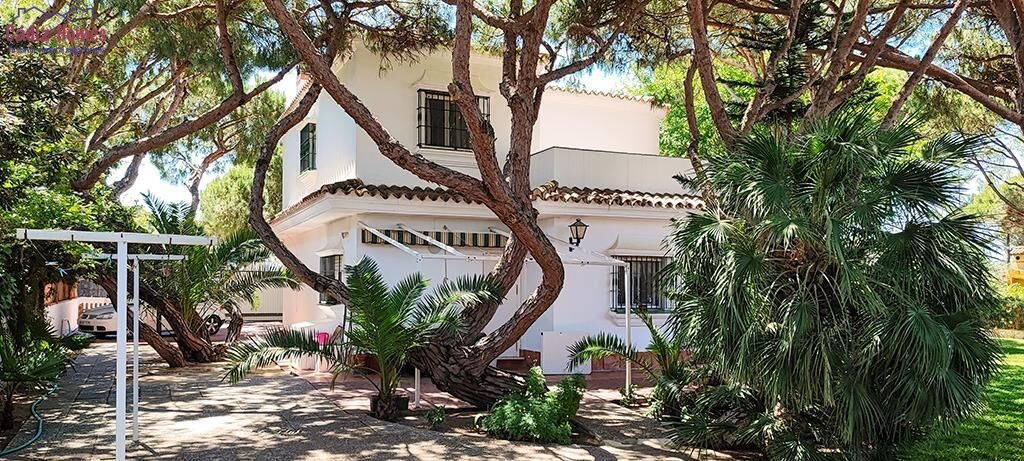 Vista exterior de Casa o xalet en venda en Chiclana de la Frontera amb Aire condicionat i Jardí privat
