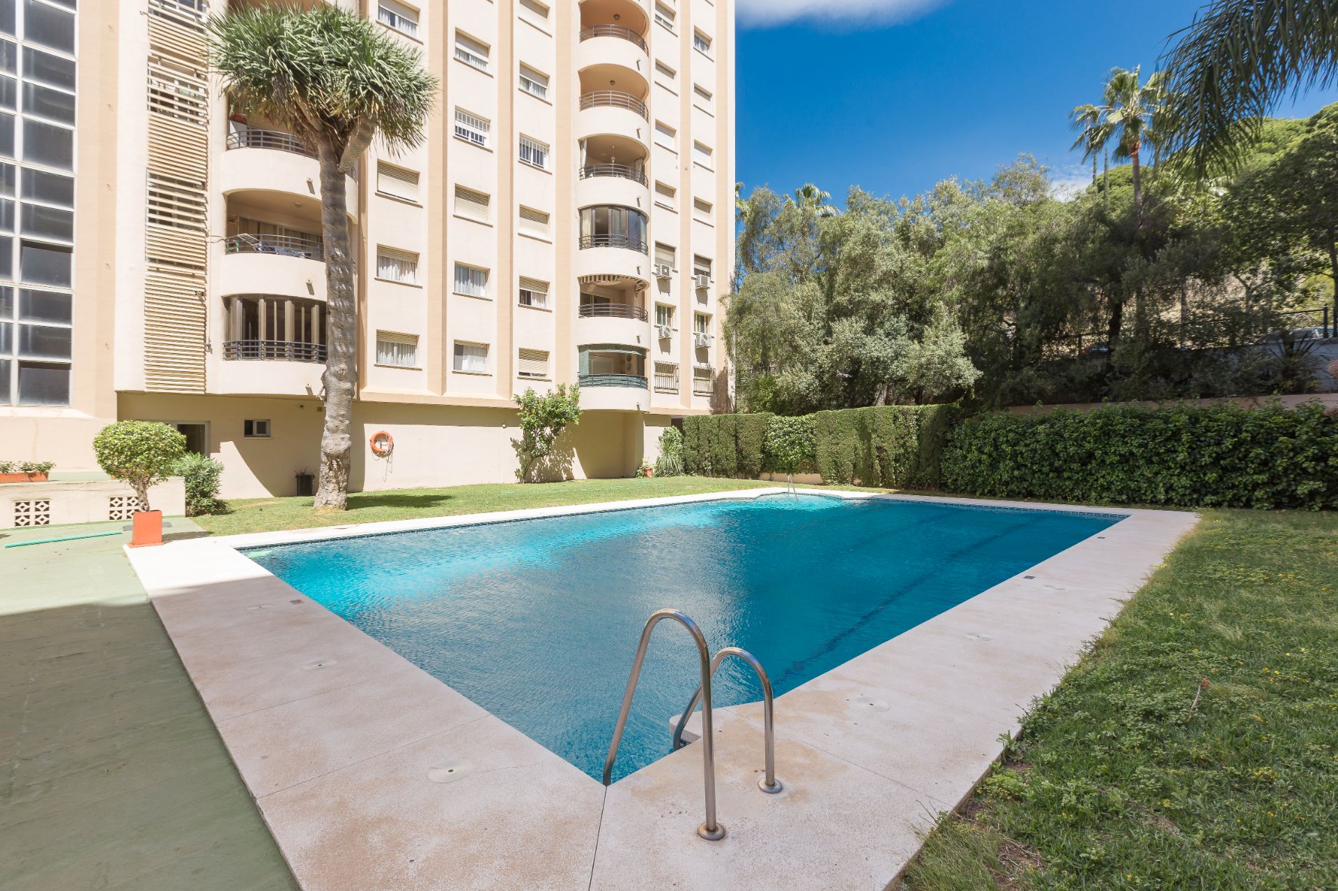 Swimming pool of Flat for sale in Marbella  with Air Conditioner, Heating and Storage room