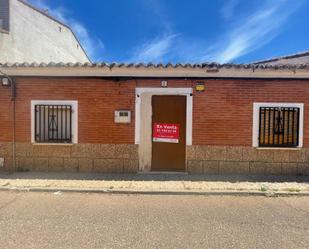 Vista exterior de Casa o xalet en venda en La Pueblanueva amb Terrassa