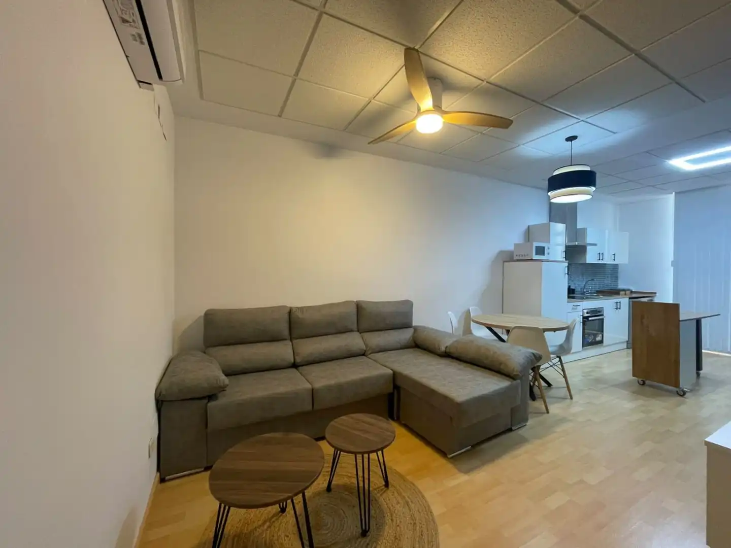Sala d'estar de Pis de lloguer en Valdepeñas amb Aire condicionat i Calefacció