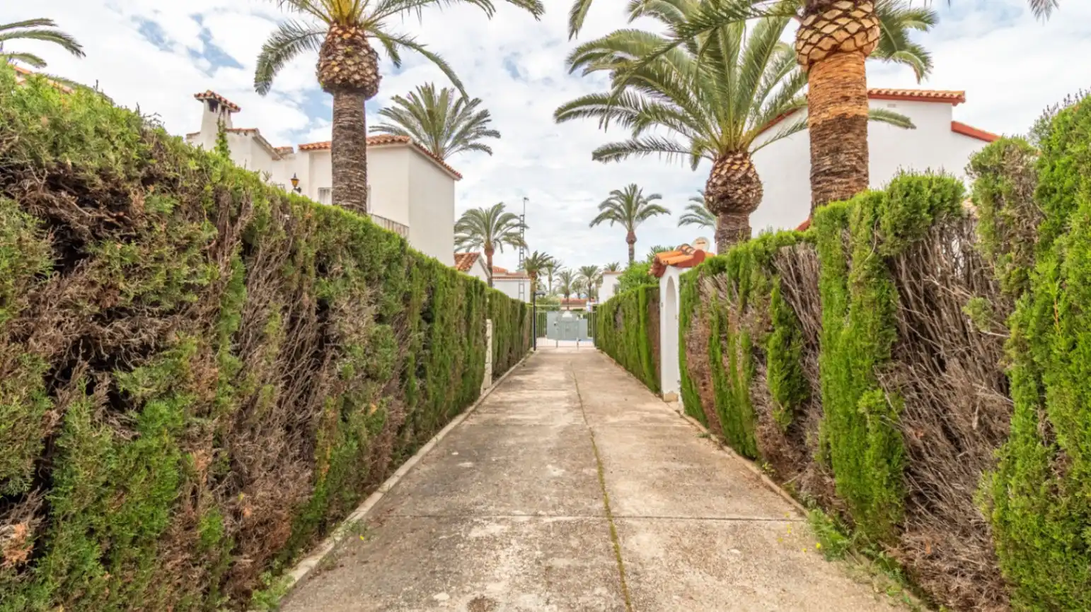 Außenansicht von Wohnungen zum Verkauf in Dénia mit Privatgarten und Schwimmbad