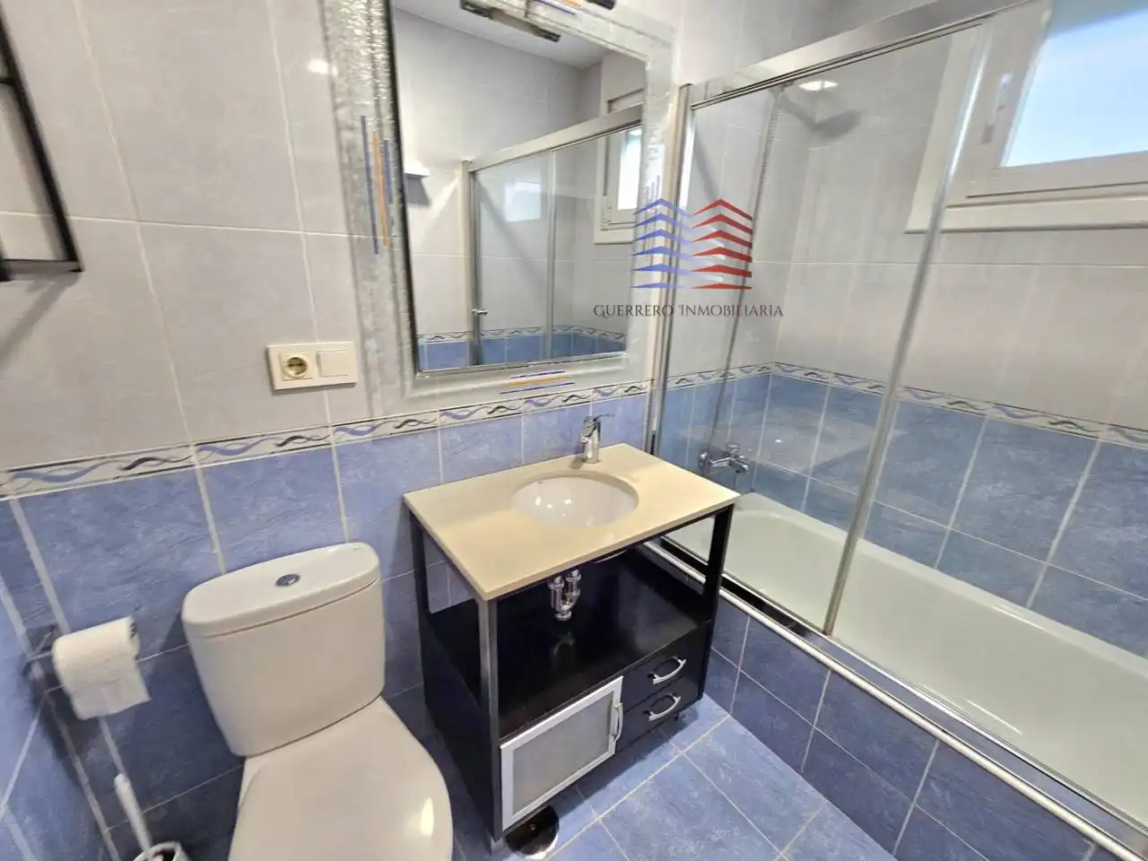 Baño de Estudio de alquiler en Ourense Capital  con Calefacción, Parquet y Trastero