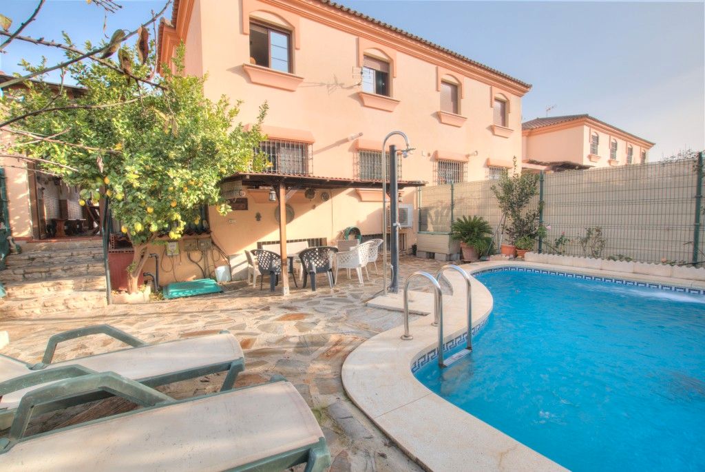 Jardí de Casa o xalet en venda en Alhaurín de la Torre amb Aire condicionat, Jardí privat i Terrassa