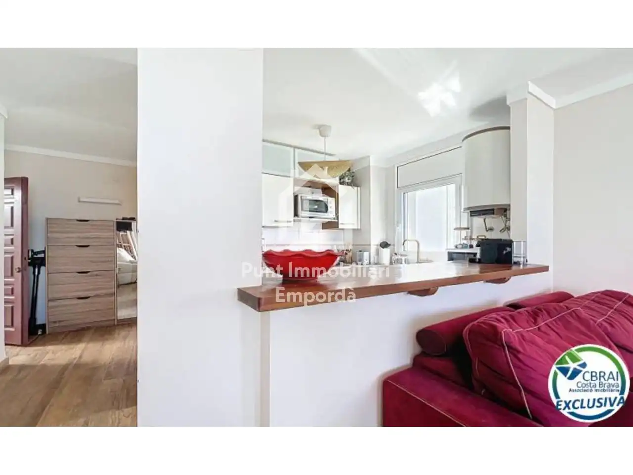 Cuina de Apartament en venda en Roses amb Parquet, Terrassa i Moblat