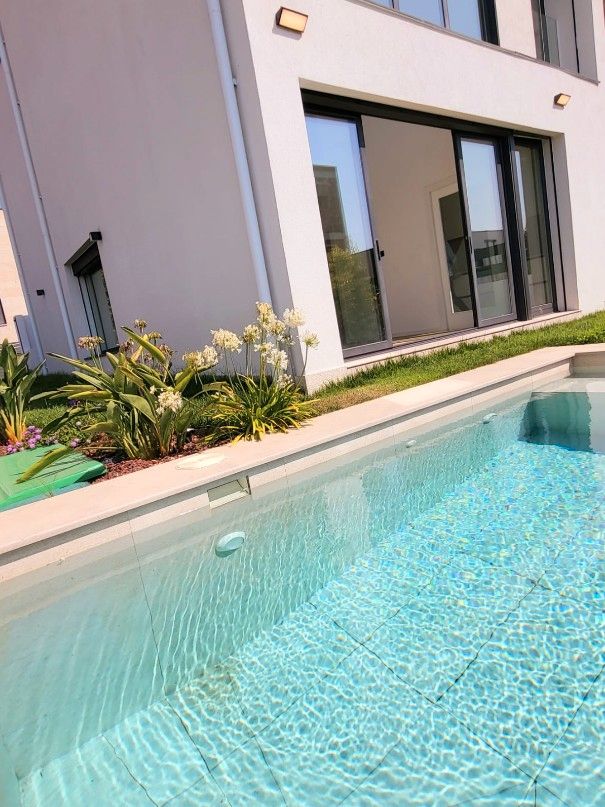 Piscina de Casa adosada en venda en Vigo  amb Aire condicionat, Calefacció i Jardí privat