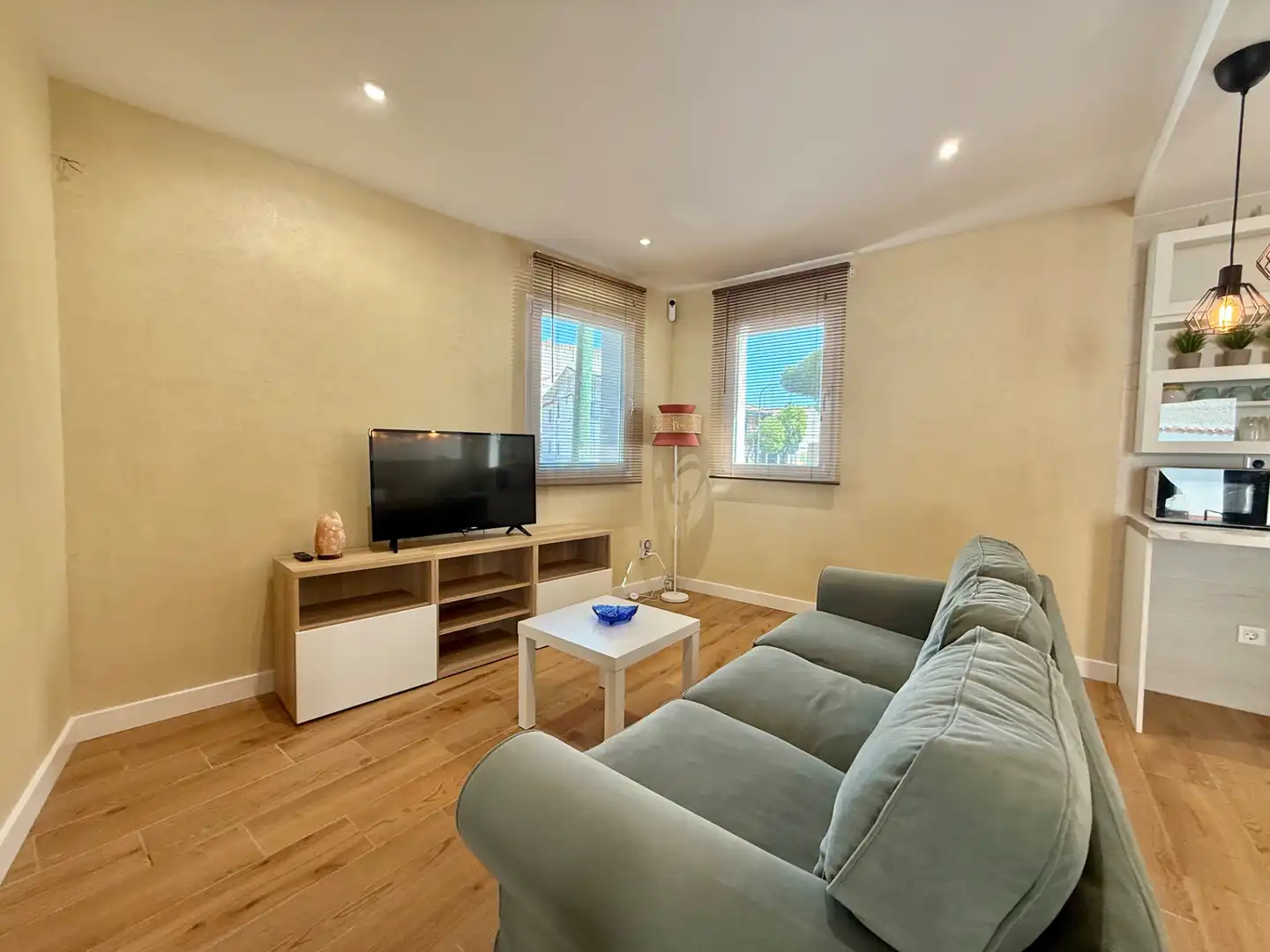 Wohnzimmer von Einfamilien-Reihenhaus zum Verkauf in Las Ventas de Retamosa mit Klimaanlage, Heizung und Terrasse