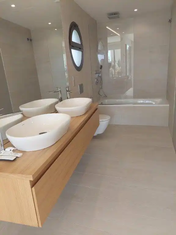 Bathroom of Ground floor for sale in Fuengirola  with Air Conditioner, Private garden and Terrace