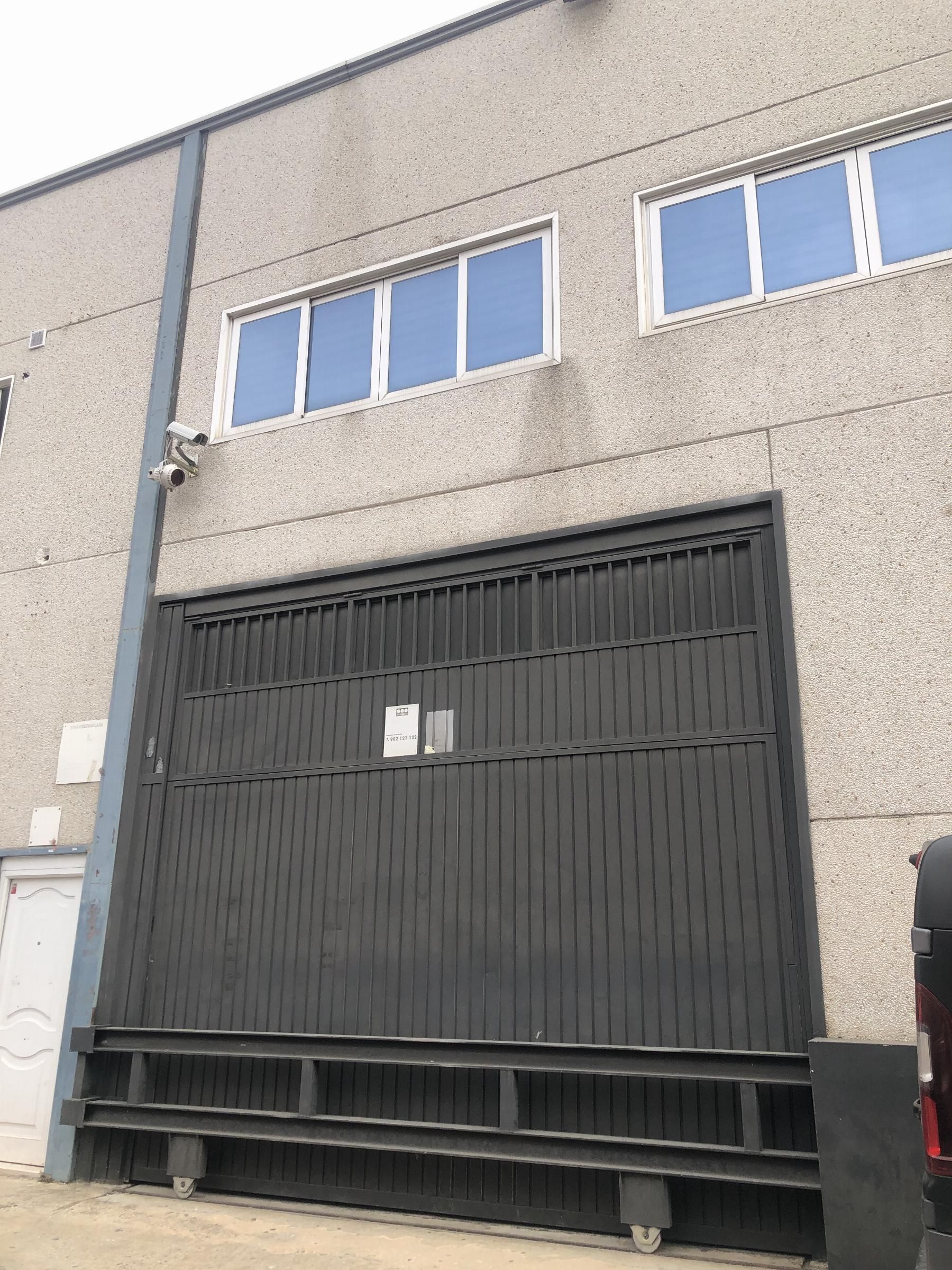 Vista exterior de Nau industrial en venda en Leganés