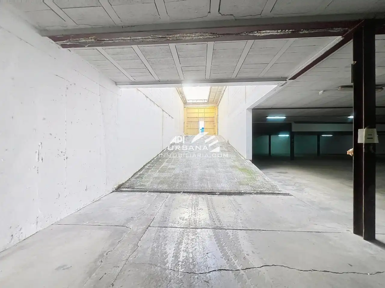 Parkplatz von Fabrikhallen zur Miete in Lucena