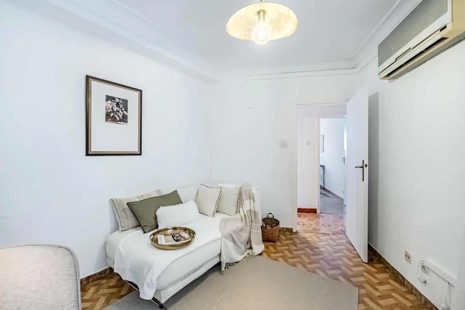 Living room of Flat for sale in Madrid  with Air Conditioner, Terrace and Balcony