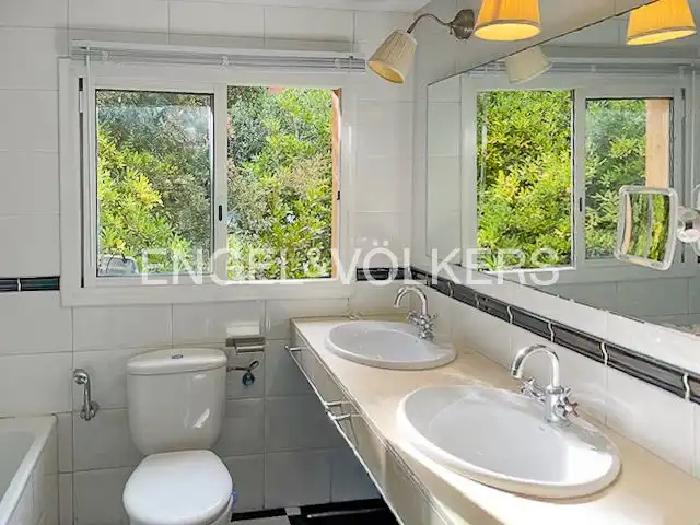Bany de Casa o xalet en venda en Barcelona amb Calefacció, Jardí privat i Terrassa
