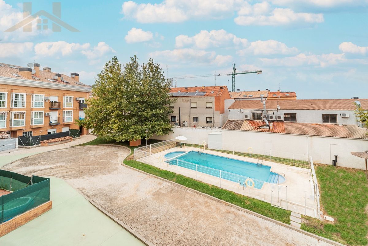 Piscina de Dúplex en venda en Griñón amb Aire condicionat, Calefacció i Jardí privat