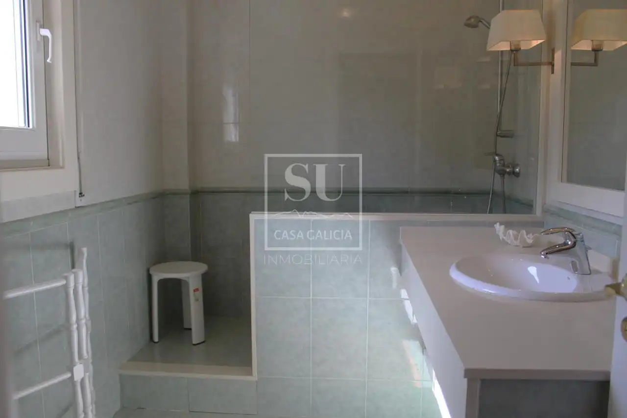 Bany de Casa o xalet en venda en Baiona amb Calefacció, Jardí privat i Terrassa