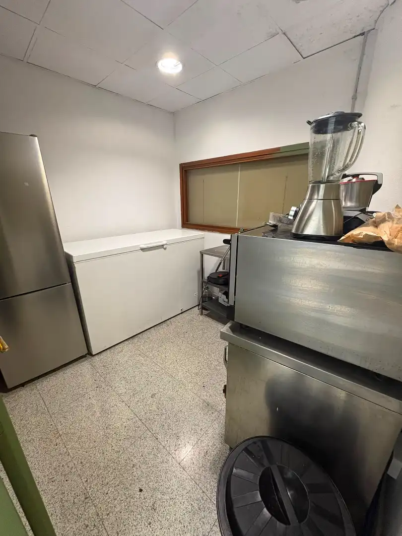 Cuina de Local en traspas en Girona amb Aire condicionat, Calefacció i Moblat