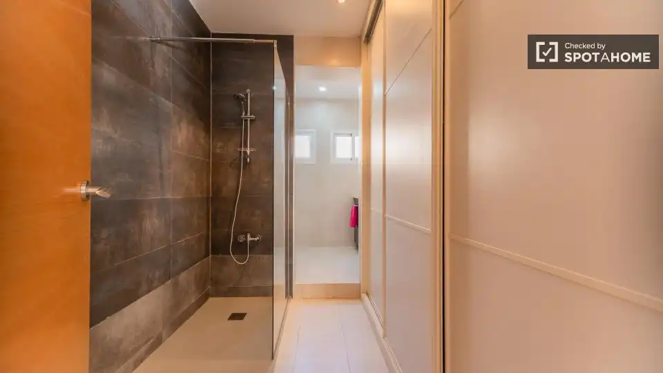 Baño de Piso de alquiler en Valencia con Aire acondicionado, Calefacción y Amueblado