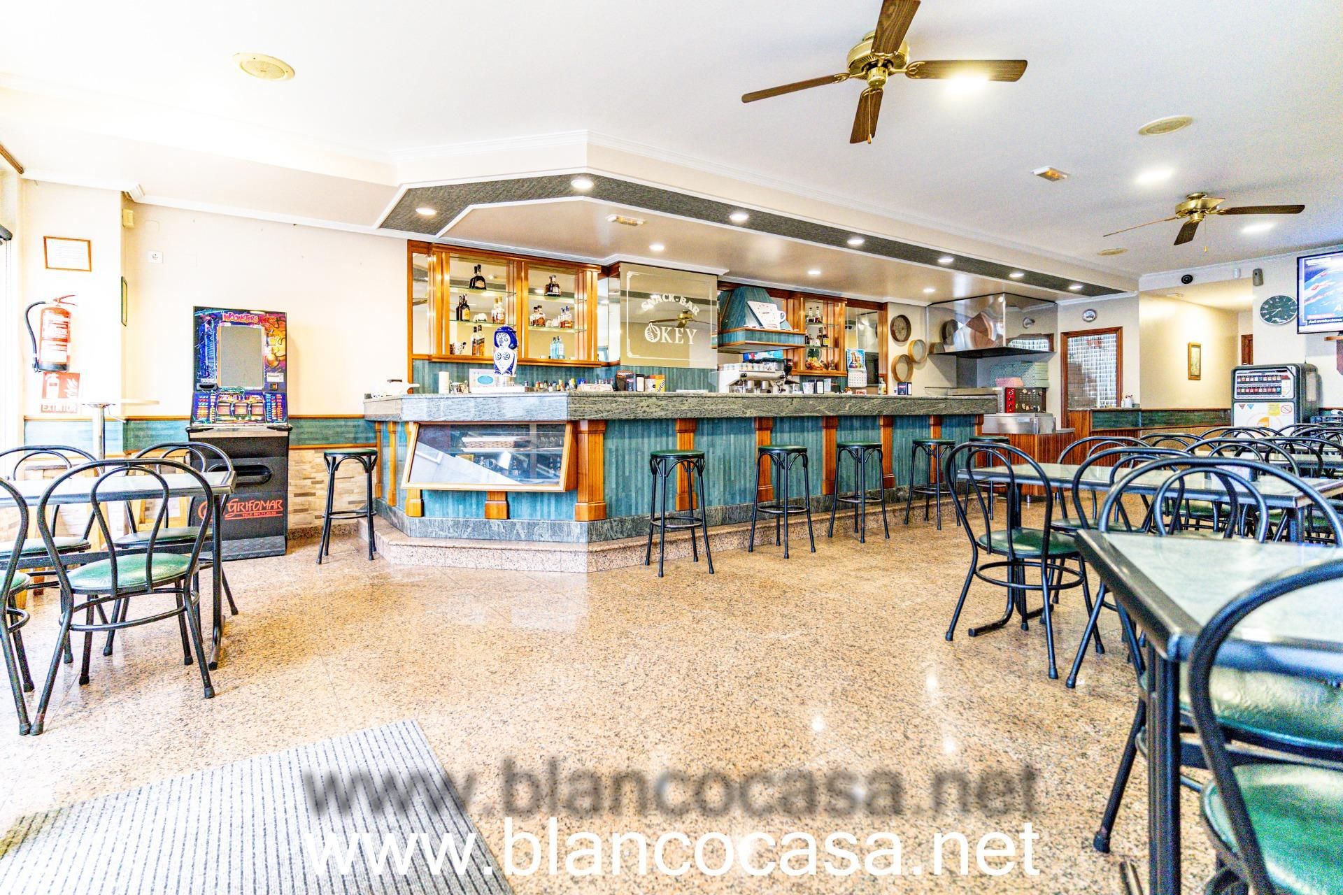 Local en venta en Carballo con Amueblado