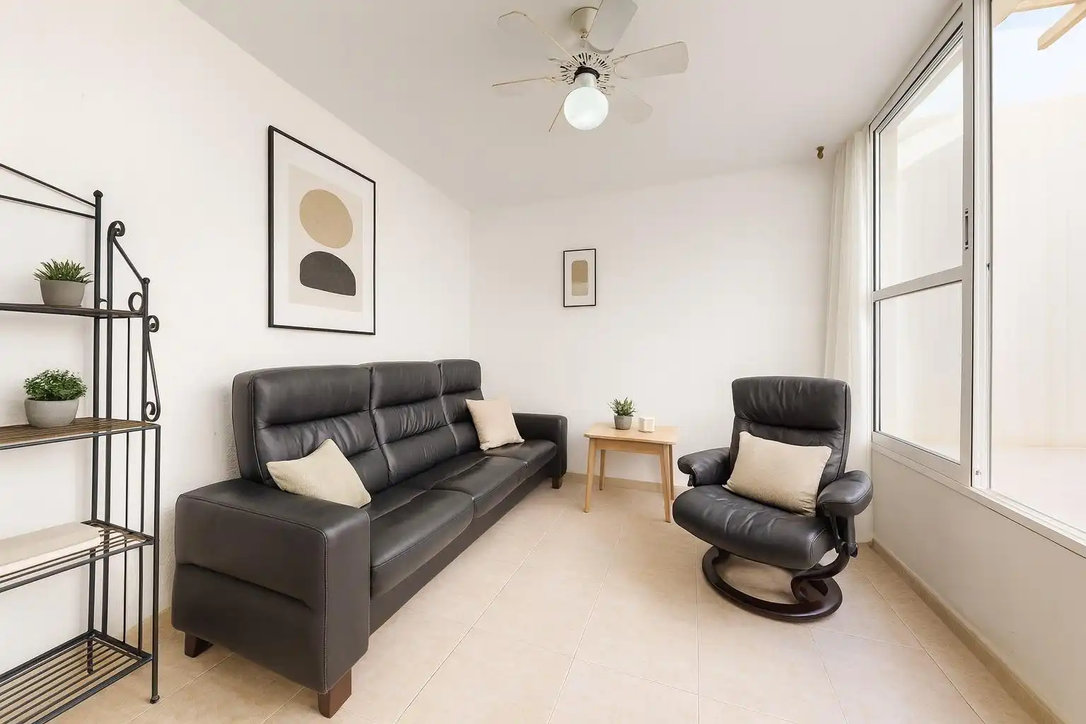 Sala d'estar de Casa o xalet en venda en Roquetas de Mar amb Aire condicionat, Jardí privat i Terrassa