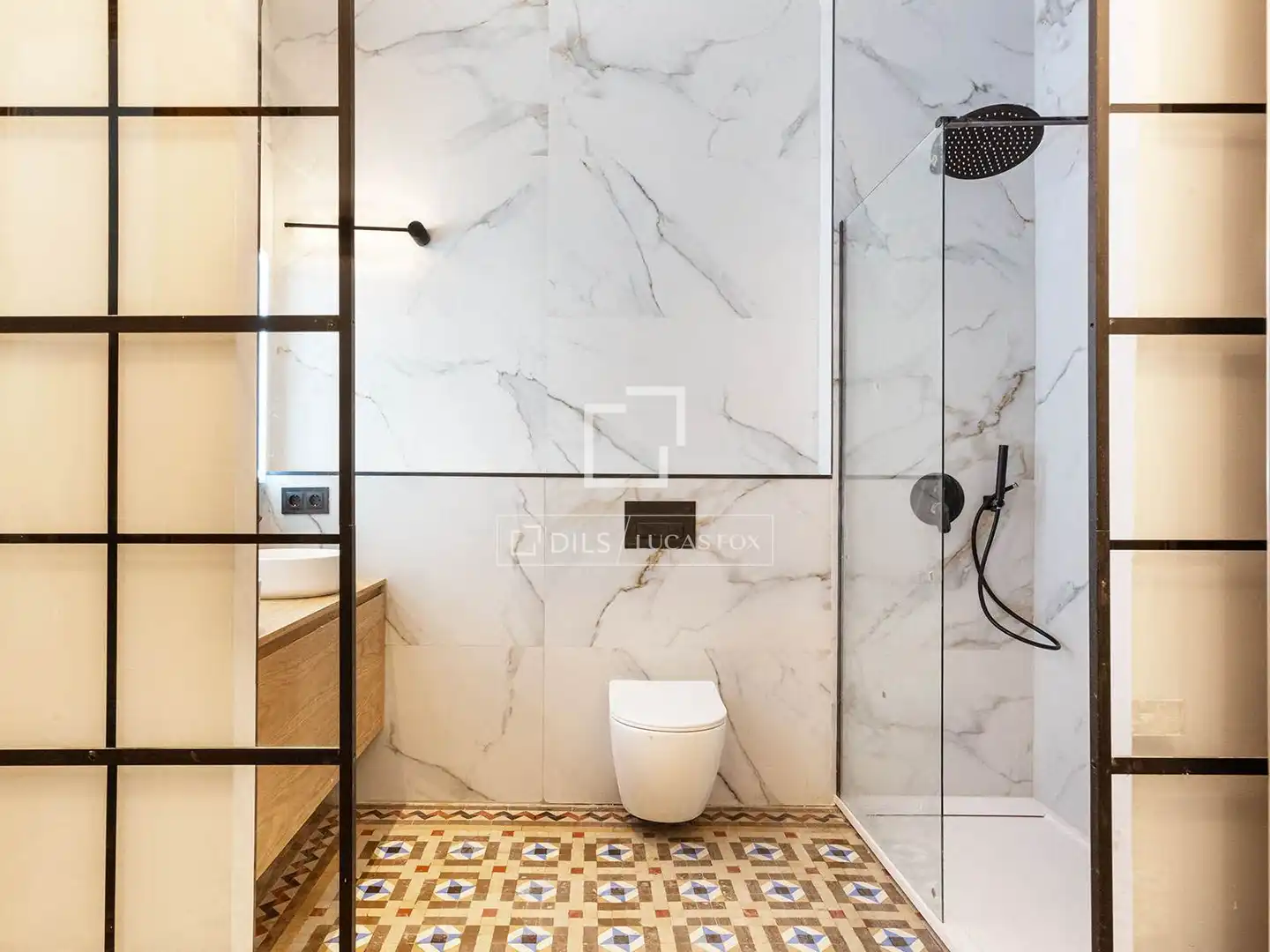 Bathroom of Flat for sale in Barcelona  with Air Conditioner, Private garden and Terrace