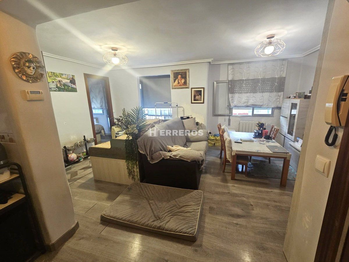 Sala d'estar de Apartament en venda en  Logroño amb Calefacció i Moblat