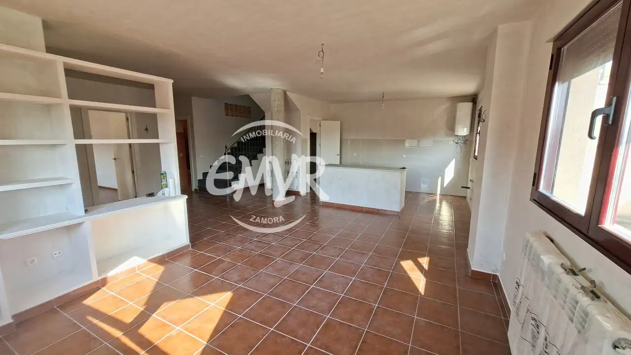 Sala de estar de Casa o chalet en venta en Coreses con Calefacción y Jardín privado