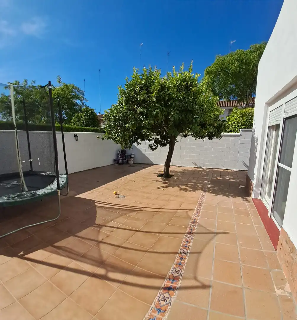 Jardí de Casa adosada de lloguer en Tomares amb Aire condicionat i Piscina