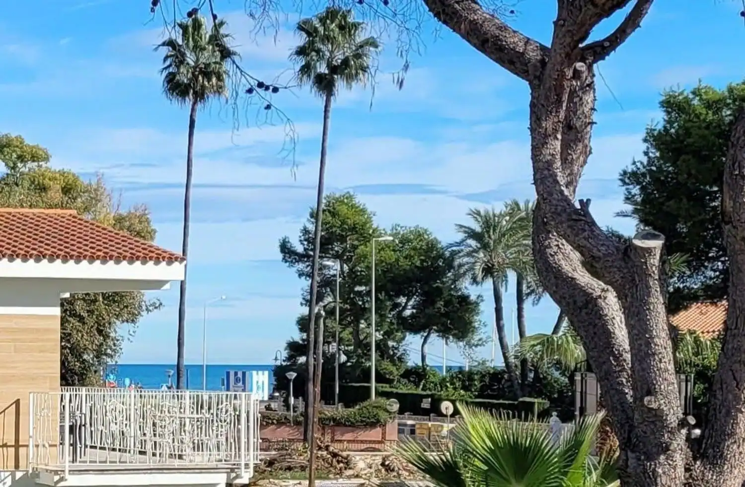 Vista exterior de Casa o xalet en venda en Benicasim / Benicàssim amb Aire condicionat, Jardí privat i Terrassa