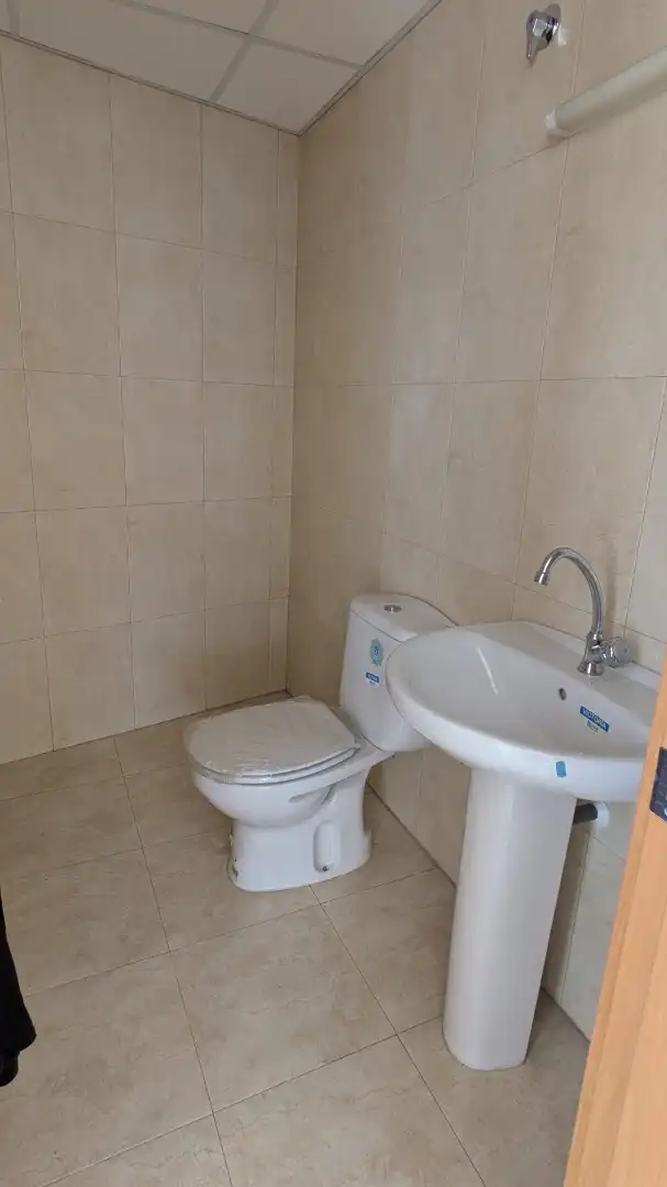 Badezimmer von Geschaftsraum zur Miete in Torredembarra mit Klimaanlage und Heizung