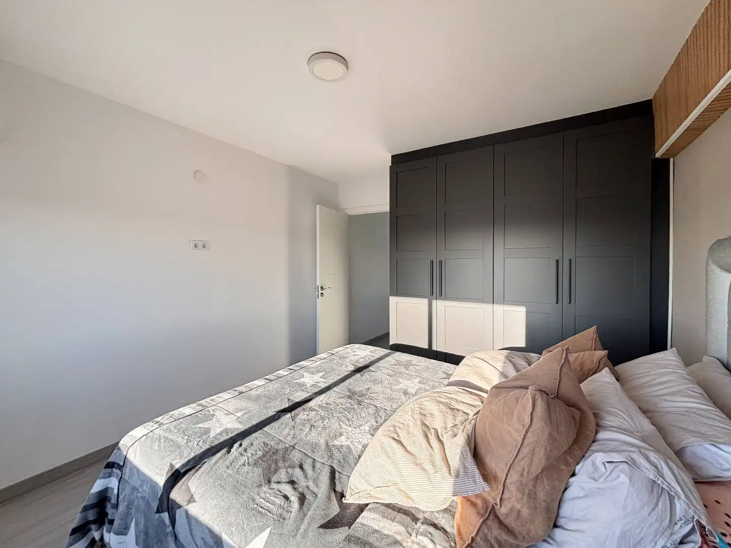 Bedroom of Flat for sale in Valencia  with Air Conditioner, Furnished and Balcony