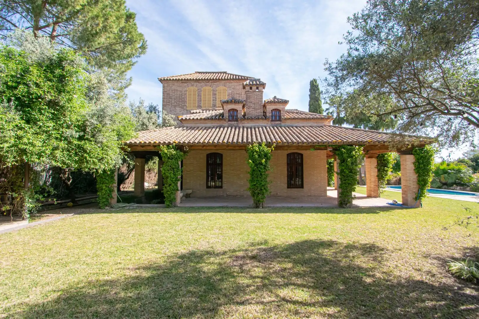 Vista exterior de Casa o chalet en venta en Valencina de la Concepción con Aire acondicionado, Jardín privado y Terraza