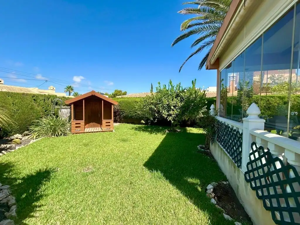 Vista exterior de Casa o xalet en venda en Orihuela amb Piscina