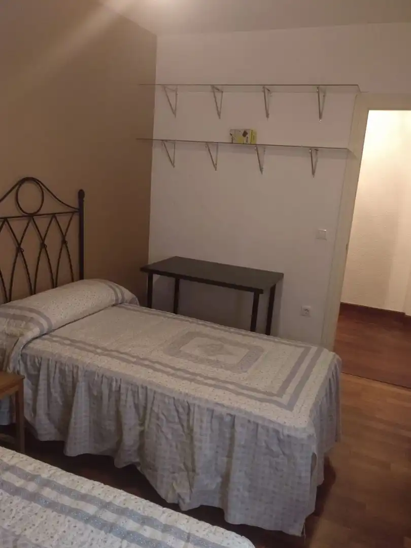 Habitación de Piso de alquiler en Sevilla con Aire acondicionado, Amueblado y Horno