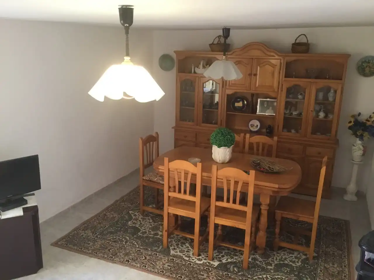 Menjador de Casa adosada en venda en Villamayor de los Montes amb Calefacció, Parquet i Moblat