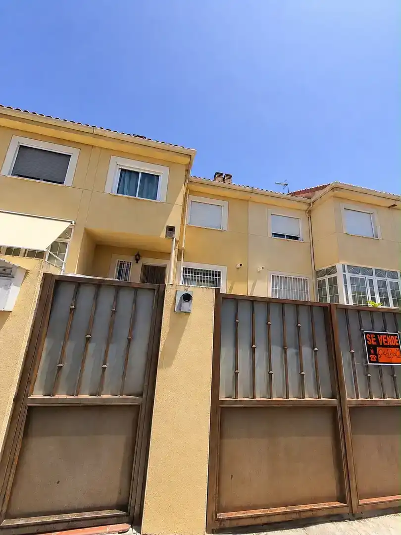 Vista exterior de Casa o chalet en venta en Ocaña con Jardín privado, Parquet y Piscina
