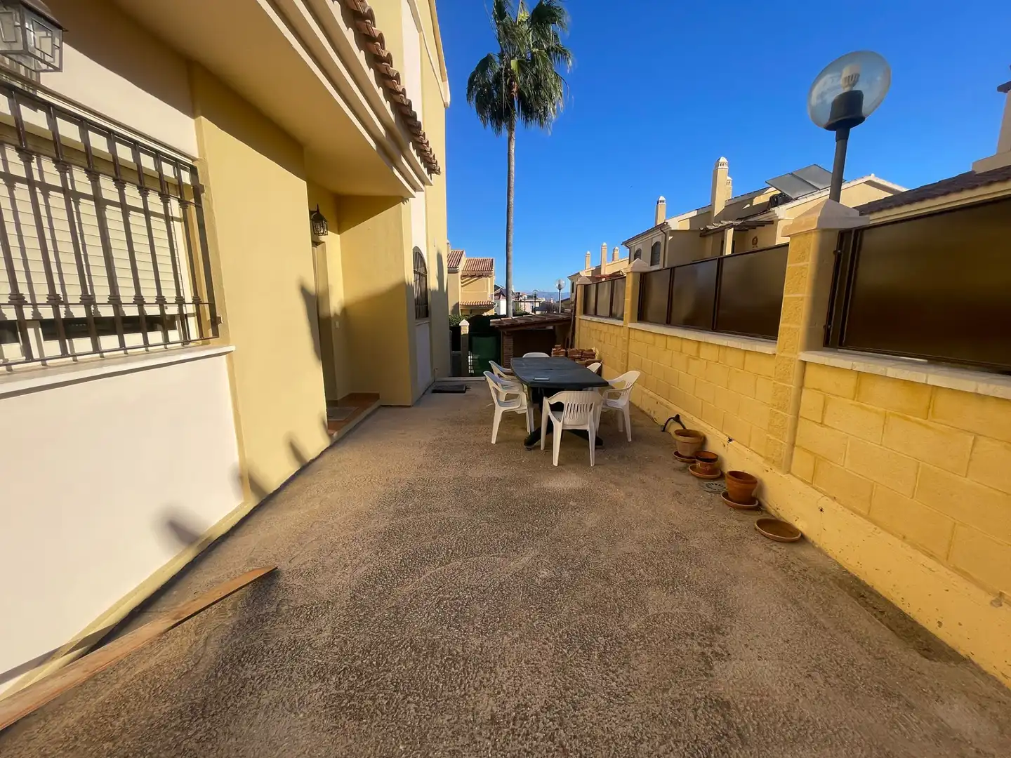 Vista exterior de Casa adosada en venda en Alhaurín de la Torre amb Aire condicionat, Jardí privat i Terrassa