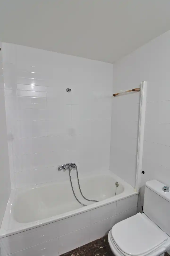 Baño de Piso en venta en L'Hospitalet de Llobregat con Aire acondicionado, Calefacción y Amueblado