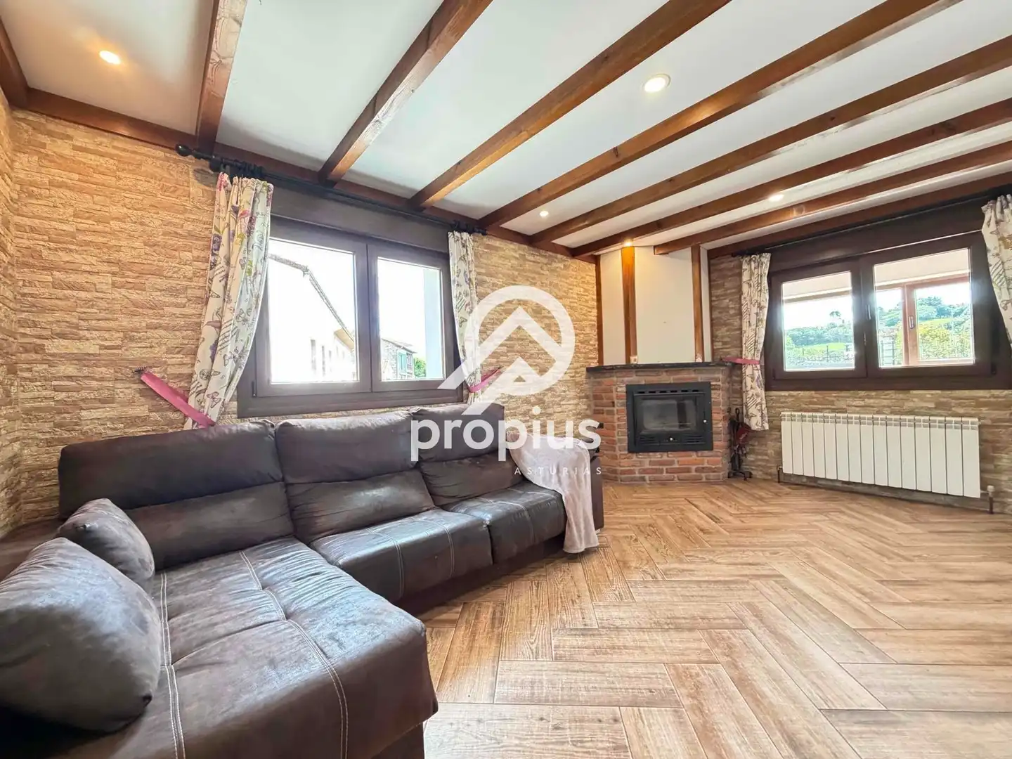 Sala d'estar de Casa o xalet en venda en Sariego amb Calefacció, Parquet i Traster