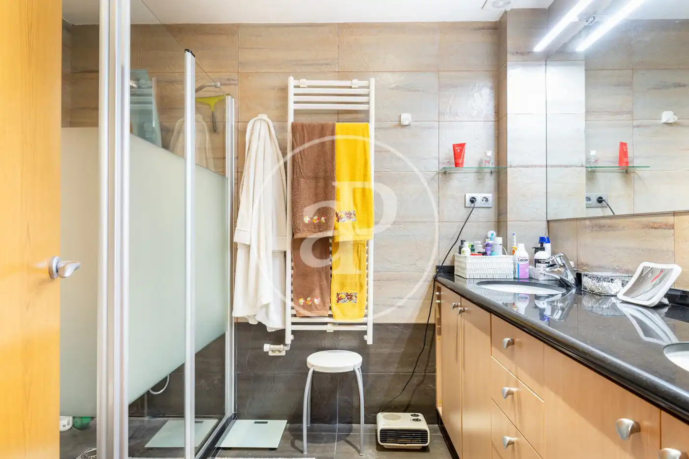 Badezimmer von Einfamilien-Reihenhaus zum Verkauf in Sabadell mit Klimaanlage, Heizung und Terrasse