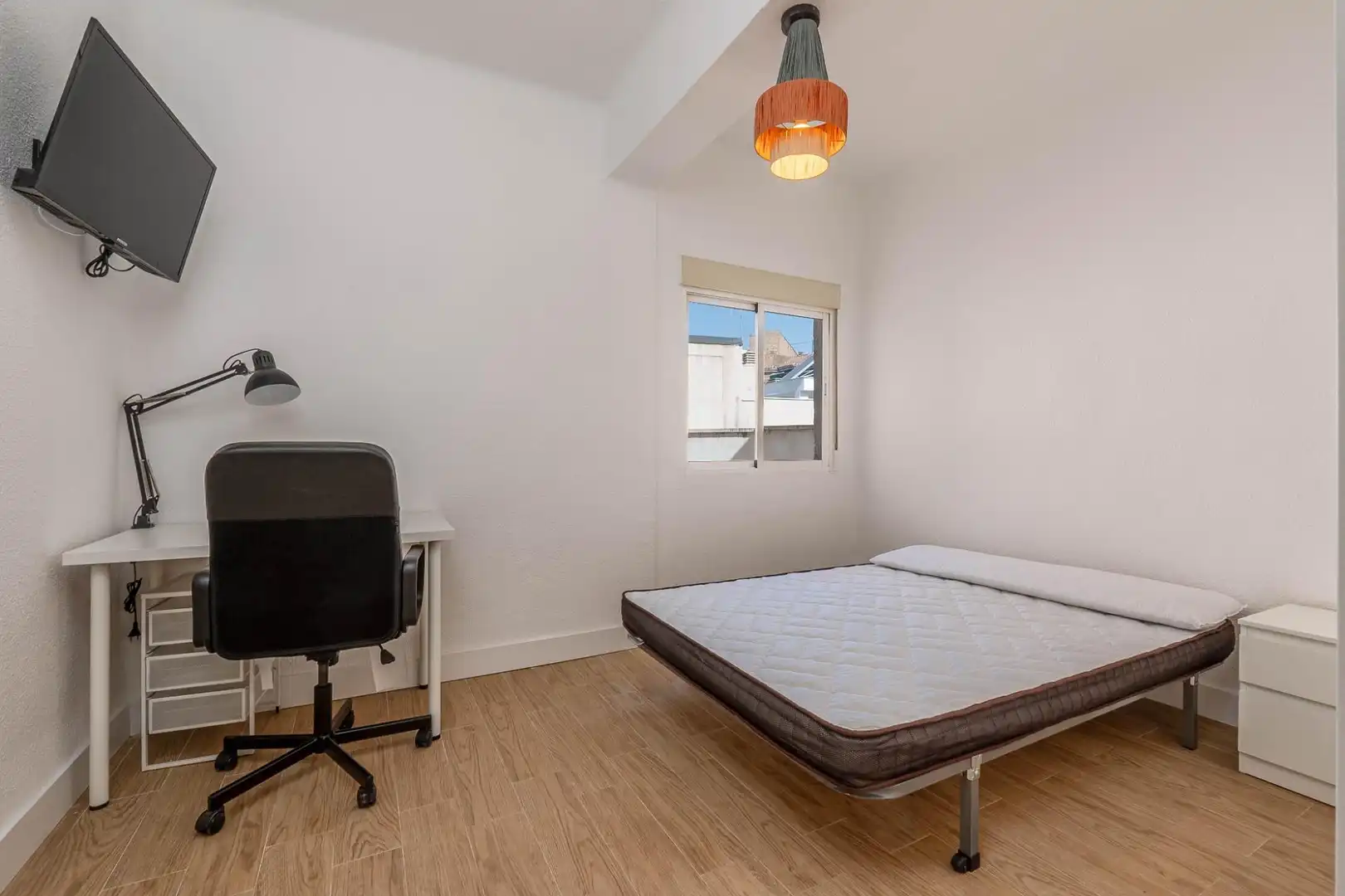 Bedroom of Flat for share in Granada  with Balcony