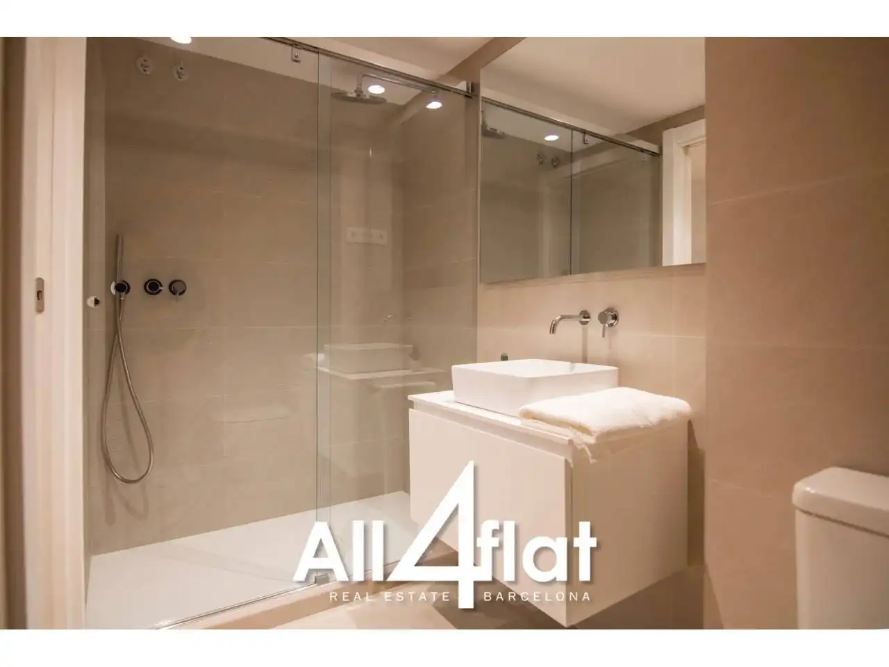 Bathroom of Flat for rent in Barcelona  with Air Conditioner, Heating and Furnished
