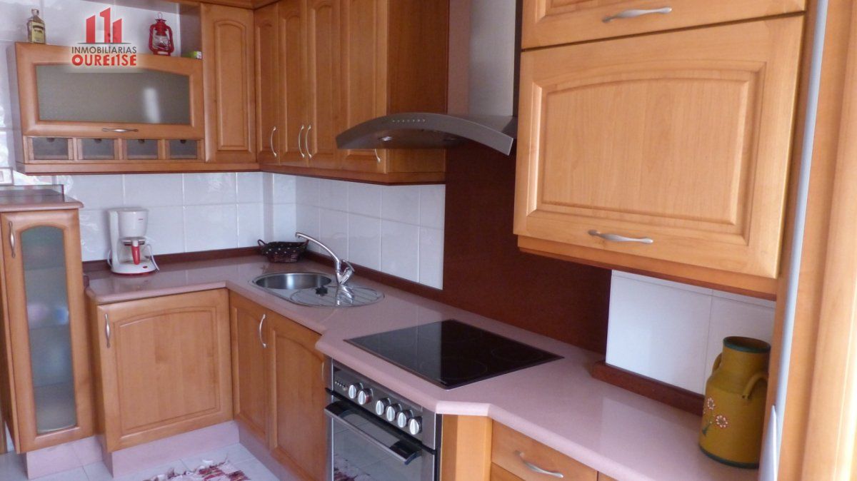 Cuina de Pis de lloguer en Ourense Capital  amb Calefacció, Traster i Balcó