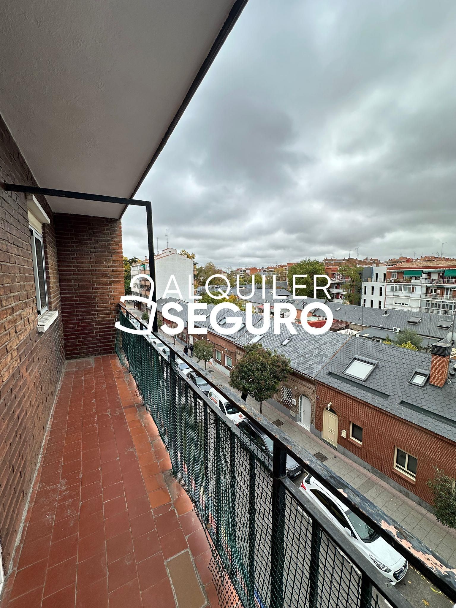 Vista exterior de Pis de lloguer en  Madrid Capital amb Terrassa i Moblat