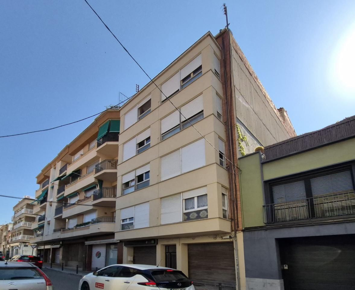Vista exterior de Piso en venta en Terrassa con Terraza y Amueblado