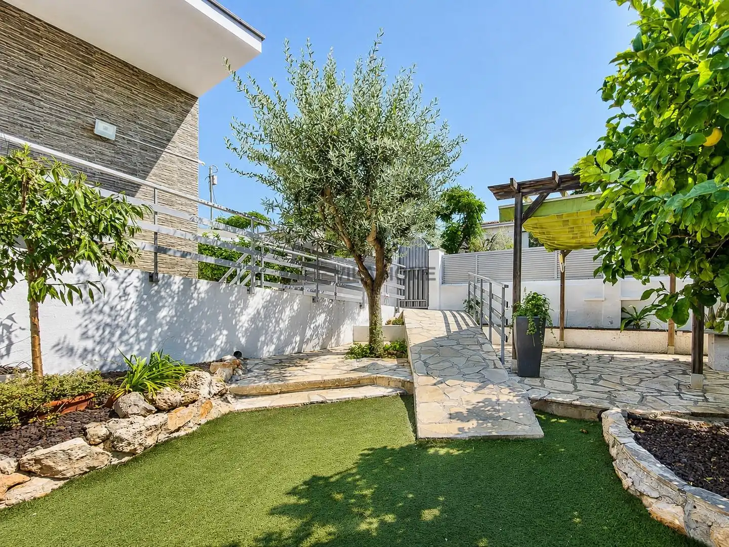 Terraza de Casa o chalet en venta en Vilanova i la Geltrú con Aire acondicionado, Calefacción y Jardín privado