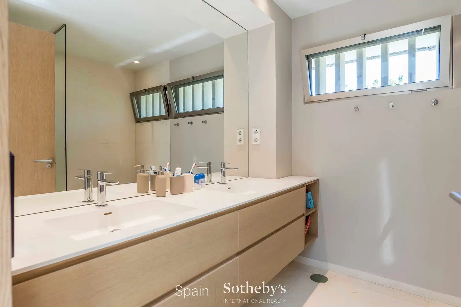 Baño de Casa adosada en venta en Madrid con Aire acondicionado, Calefacción y Jardín privado