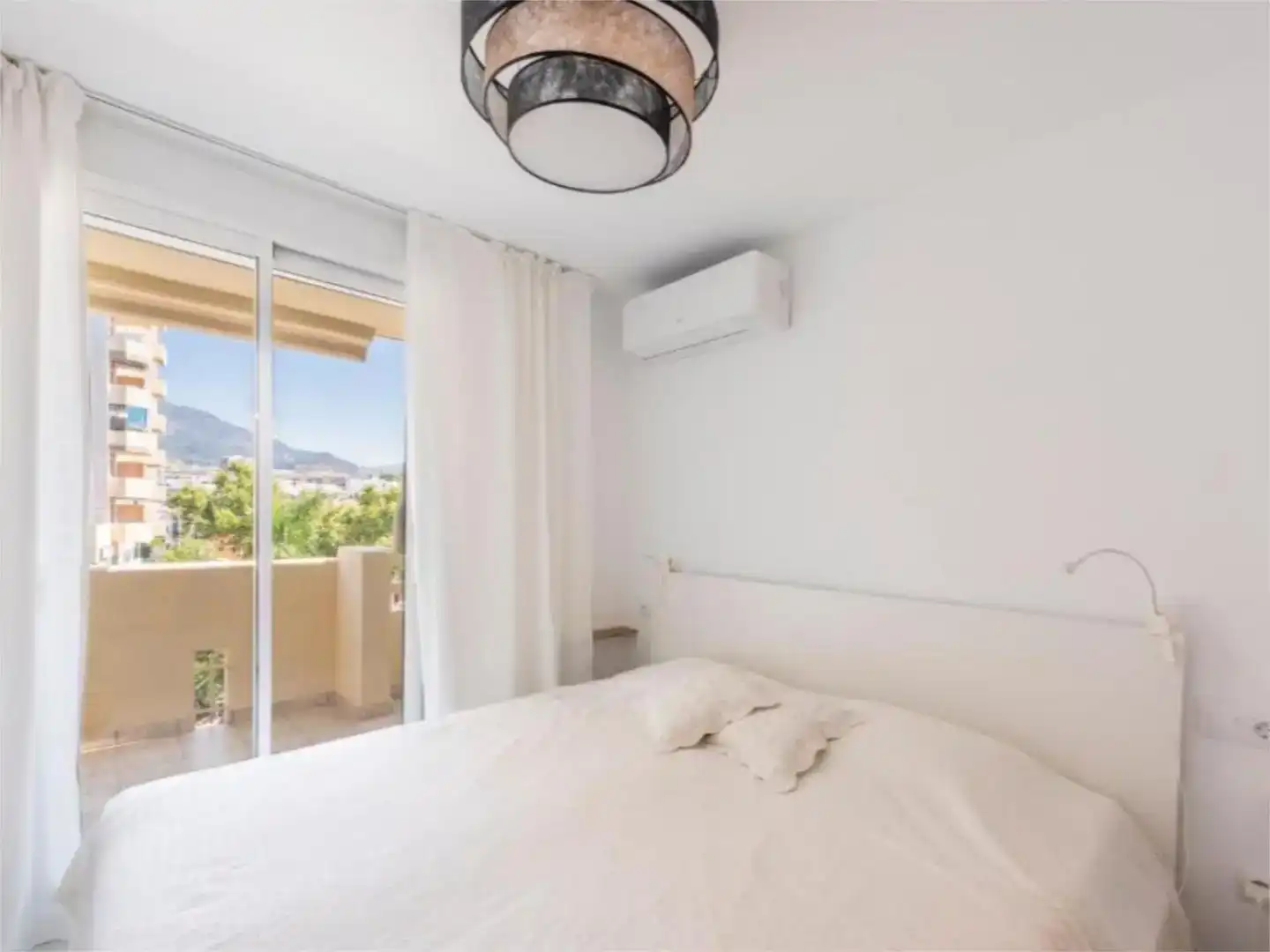 Schlafzimmer von Wohnung zur Miete in Marbella mit Klimaanlage, Schwimmbad und Balkon