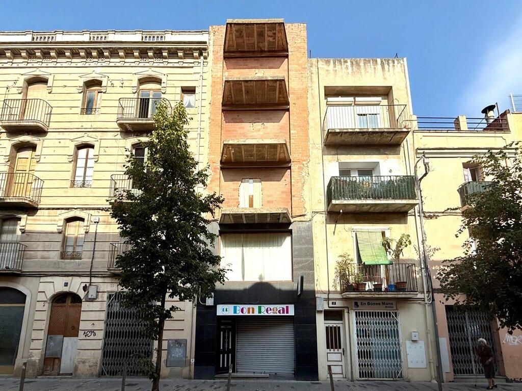 Vista exterior de Edifici en venda en Figueres