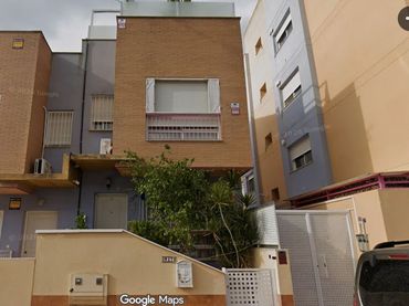 Adossat amb balcó en venda a Calle Conver 17