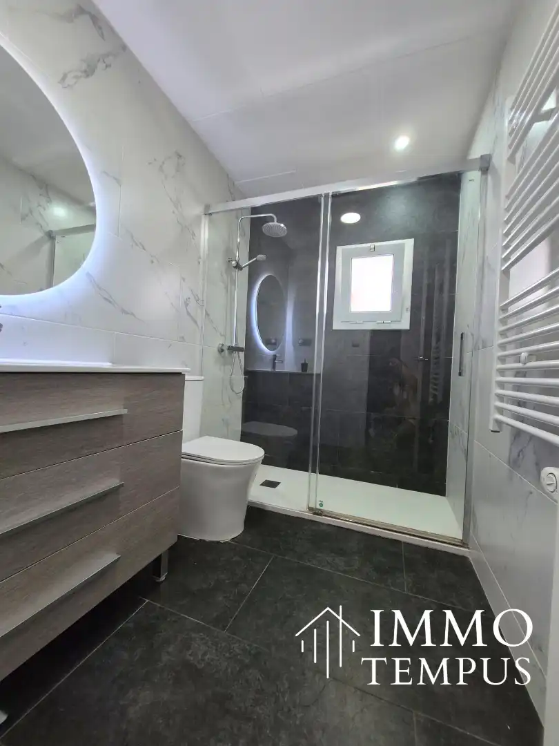 Bathroom of Flat for sale in Terrassa  with Parquet flooring, Terrace and Oven